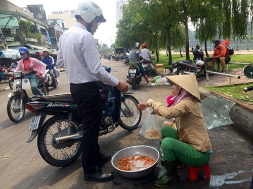 [-]Dân[-]Sài[-]Gòn[-]ném[-]cả[-]bàn[-]thờ[-]để[-]tiễn[-]ông[-]Táo[-]về[-]trời